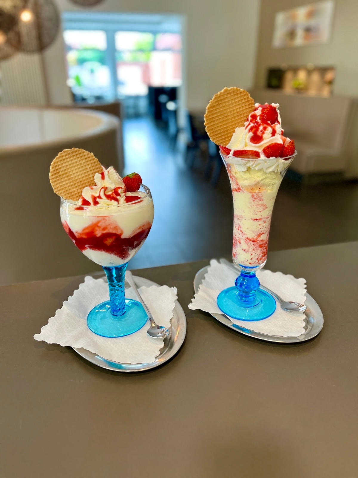 Zwei Erdbeer-Eisbecher mit Sahne und Waffel