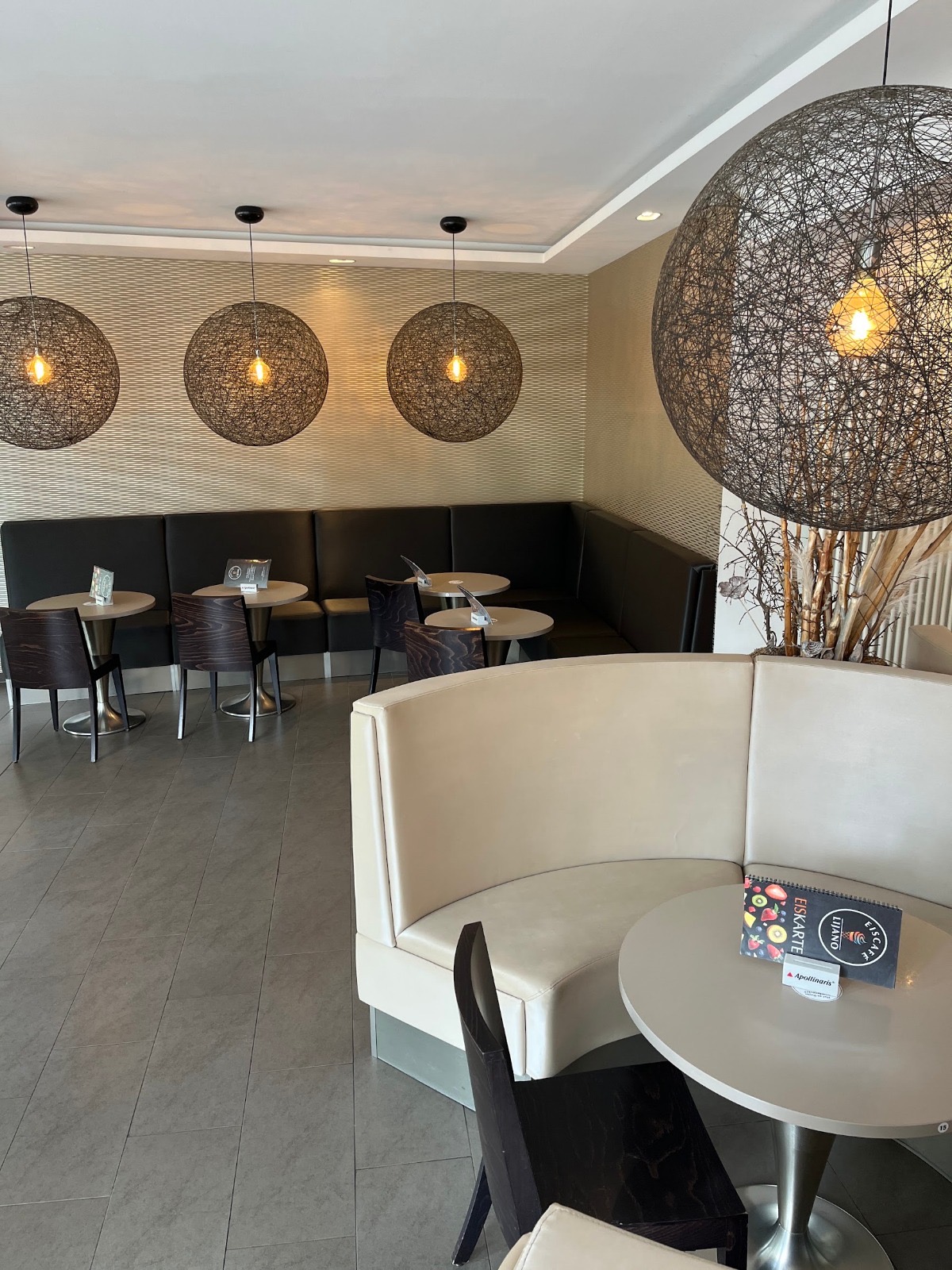 Gemütlicher Innenbereich mit Sitzecke und Designlampen