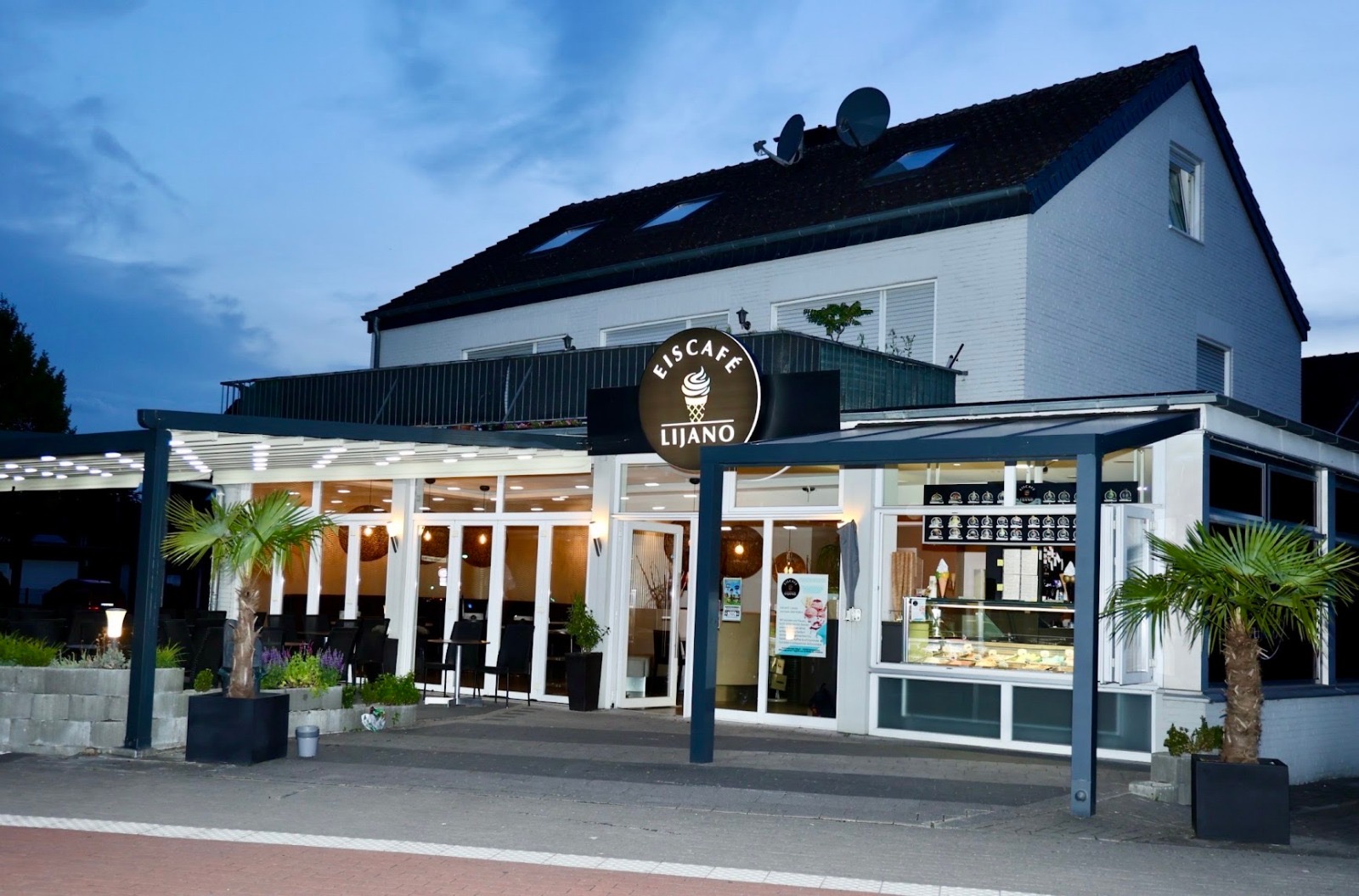 Eiscafé Lijano in Harsewinkel von außen am Abend